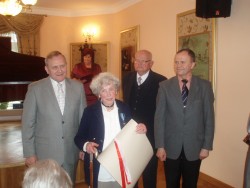 Honorowe Członkostwo dla płk. Marii Sobocińskiej ze Sztokholmu - rodaczki ze Skępego, Szafarnia, 2008 r.; z prawej. prof. T. Szwaczkowski z Poznania 